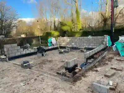 Damp protection and cavity wall construction for the brick garage build