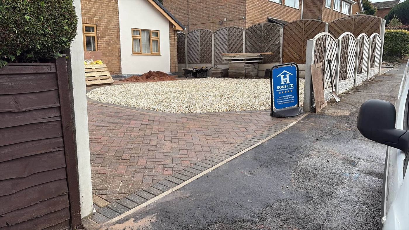 Finished Ravenshead driveway with block paving, gravel area and curved edging